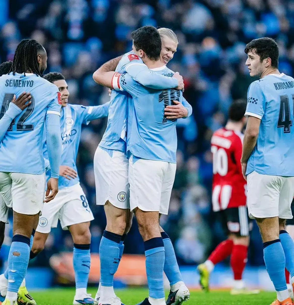 曼城发布备战花絮，赛前临场应变，足总杯任务艰巨，更衣室氛围转暖的简单介绍